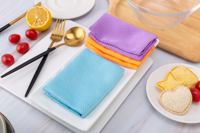 厨房里的鱼鳞抹布静物