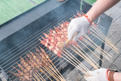 户外野炊烧烤正在烤肉的局部特写