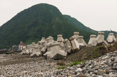 中国台湾花莲太平洋海岸边的防潮堤