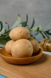 桌面上的盘子里的美味可口的土豆