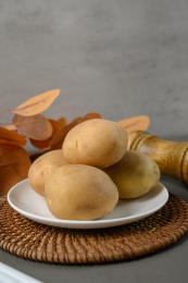 桌面上的盘子里的美味可口的土豆