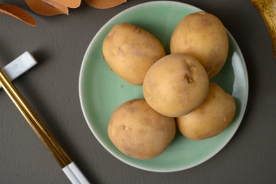 桌面上的盘子里的美味可口的土豆