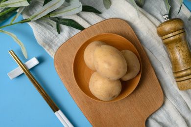 桌面上的盘子里的美味可口的土豆