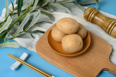 桌面上的盘子里的美味可口的土豆