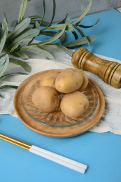 桌面上的盘子里的美味可口的土豆