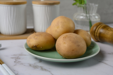 桌面上的盘子里的美味可口的土豆