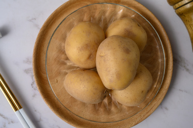 桌面上的盘子里的美味可口的土豆