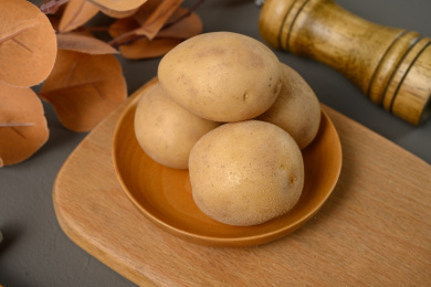 桌面上的盘子里的美味可口的土豆