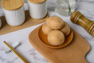 桌面上的盘子里的美味可口的土豆