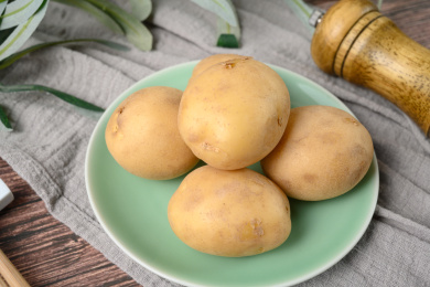 桌面上的盘子里的美味可口的土豆