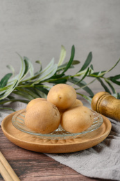 桌面上的盘子里的美味可口的土豆