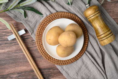 桌面上的盘子里的美味可口的土豆