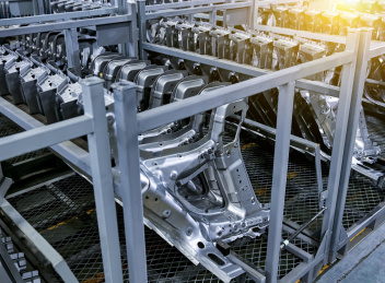 堆放在仓库内的钢铁模型