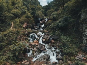 山林间流淌下的泉水