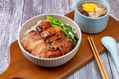 装盘的深圳美食双拼饭
