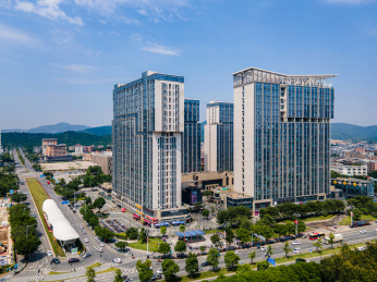 广州萝岗香雪商业建筑群城市天际线航拍