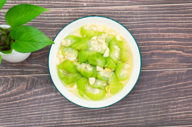 白背景一盘家常菜清炒水瓜