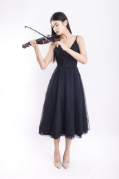 白色背景里拉小提琴的年轻女性