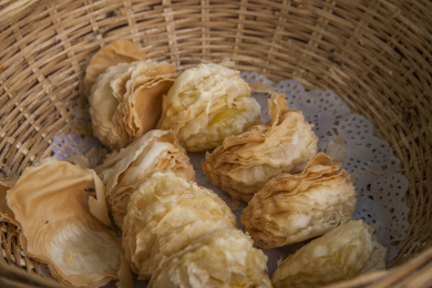 苏州市甪直古镇商业街小食品