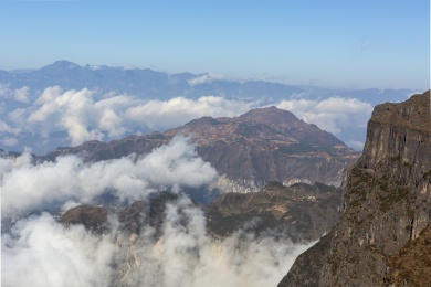 中国云南昭通大山包悬崖峭壁白云缭绕风景