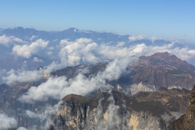 中国云南昭通大山包悬崖峭壁白云缭绕风景
