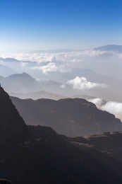 中国云南昭通大山包悬崖峭壁白云缭绕
