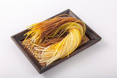 餐盘里的杂粮蔬菜面条