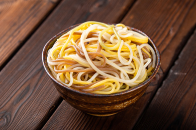 餐盘里的杂粮蔬菜面条