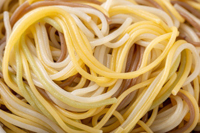 餐盘里的杂粮蔬菜面条