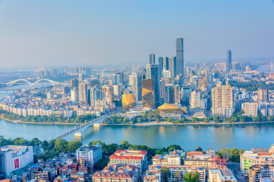 中国广西柳州马鞍山远眺柳江城市风光