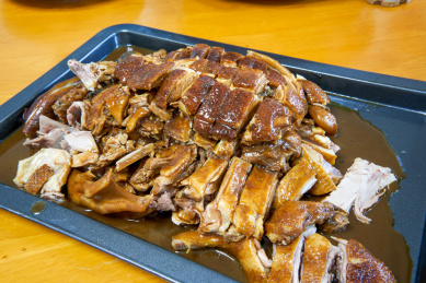 一碟美味诱人的酱汁卤水鸭