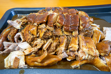 一碟美味诱人的酱汁卤水鸭