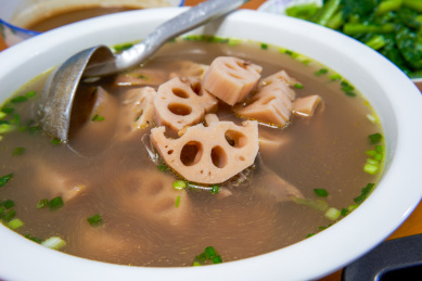 一碗美味经典的莲藕排骨汤