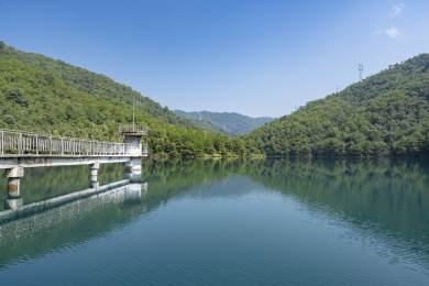 福建龙岩水库蔚蓝的湖水与青山
