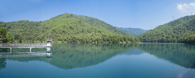 福建龙岩水库蔚蓝的湖水与青山全景图