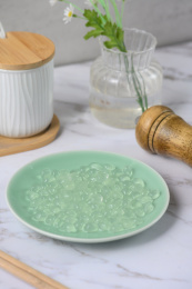 桌面上的盘子里的美味可口的寒天球