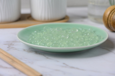 桌面上的盘子里的美味可口的寒天球