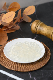 桌面上的盘子里的美味可口的寒天球