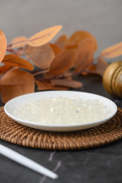 桌面上的盘子里的美味可口的寒天球