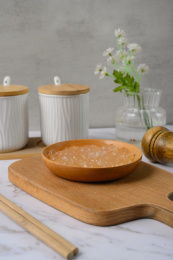 桌面上的盘子里的美味可口的寒天球