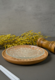 桌面上的盘子里的美味可口的寒天球