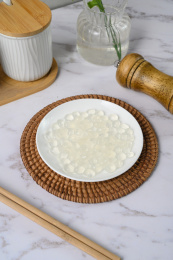 桌面上的盘子里的美味可口的寒天球