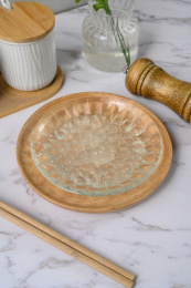 桌面上的盘子里的美味可口的寒天球