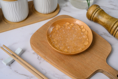 桌面上的盘子里的美味可口的寒天球