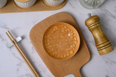 桌面上的盘子里的美味可口的寒天球