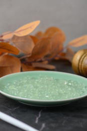 桌面上的盘子里的美味可口的寒天球