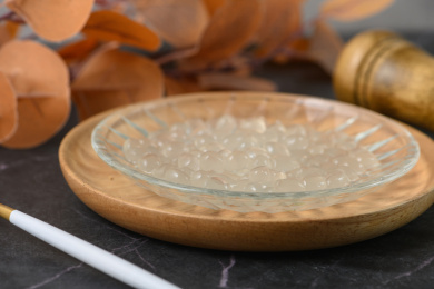 桌面上的盘子里的美味可口的寒天球