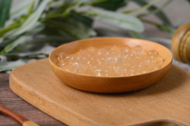 桌面上的盘子里的美味可口的寒天球