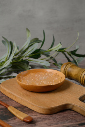 桌面上的盘子里的美味可口的寒天球