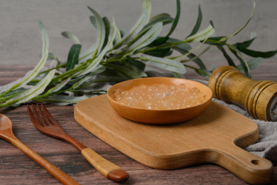 桌面上的盘子里的美味可口的寒天球